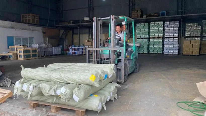Các kiện hàng được tập kết tại khu vực kho