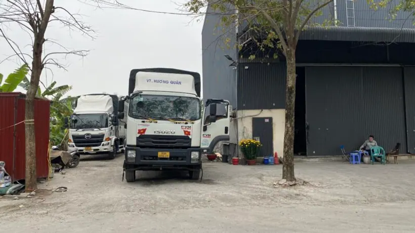 Xe tải trong hoạt động nhận và vận chuyển hàng