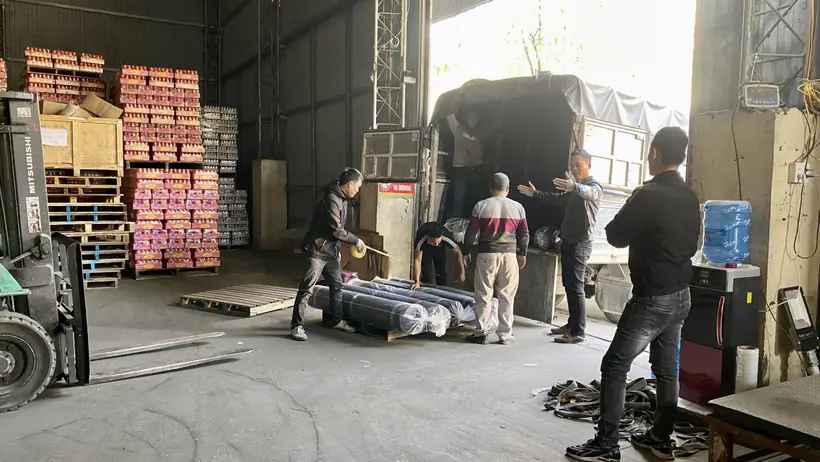 Nhân viên phối hợp bốc hàng tại kho