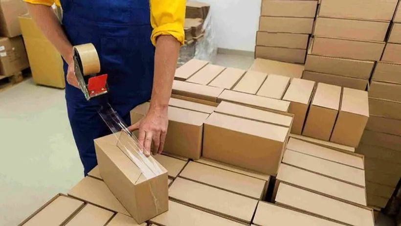 Nhân viên đóng và kiểm tra các thùng carton