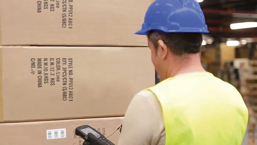 Nhân viên kiểm tra các thùng hàng trước khi xếp xe