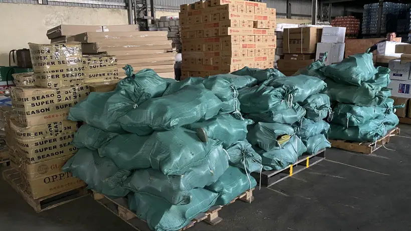 Các bao kiện được tập kết thành lô trong kho