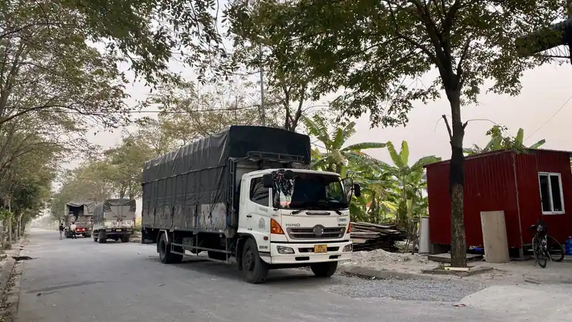 Xe tải thùng bạt đỗ tại khu vực kho