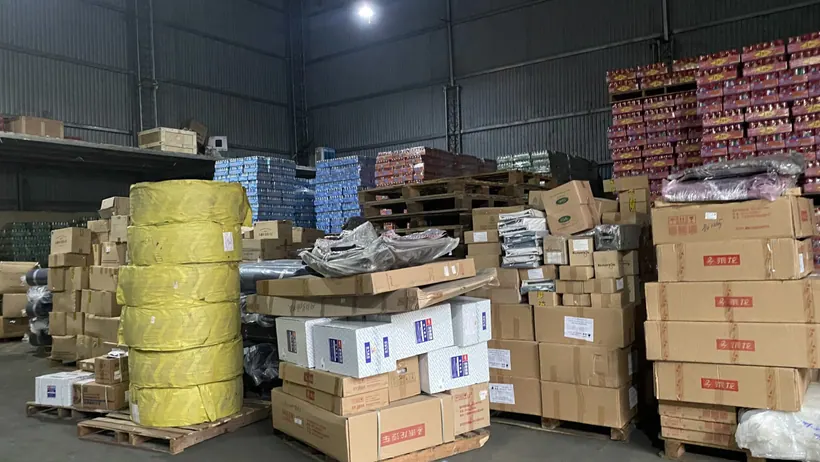 Các kiện hàng được tập kết trong kho