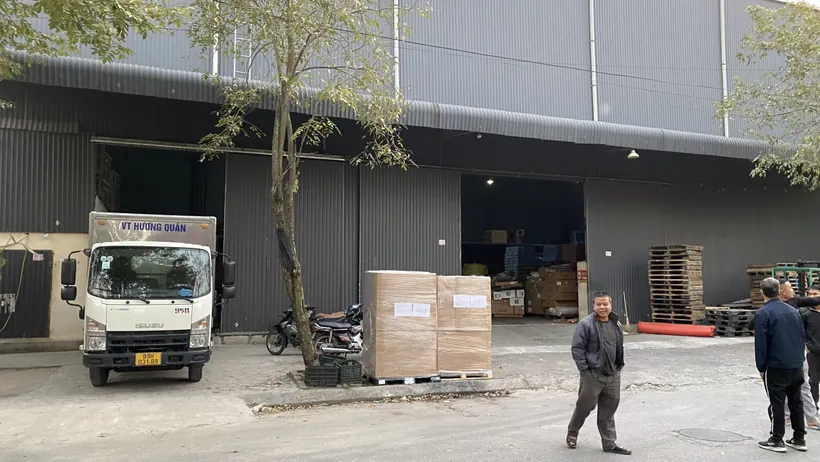 Xe tải và nhân viên tại khu vực nhận hàng
