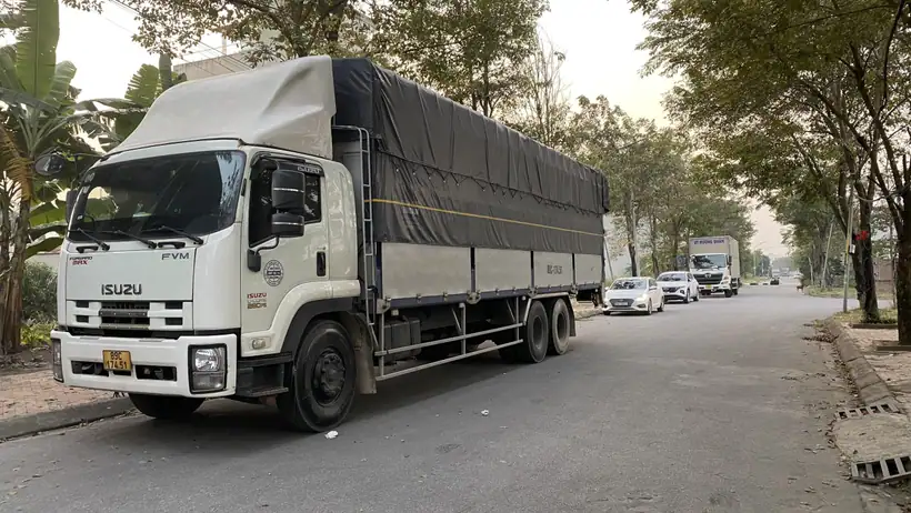 Xe tải thùng bạt chuẩn bị nhận hàng