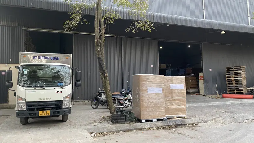 Pallet hàng được đưa ra cửa kho