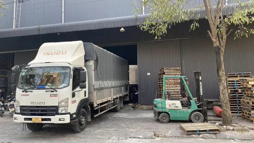 Xe tải nhỏ chuẩn bị nhận hàng