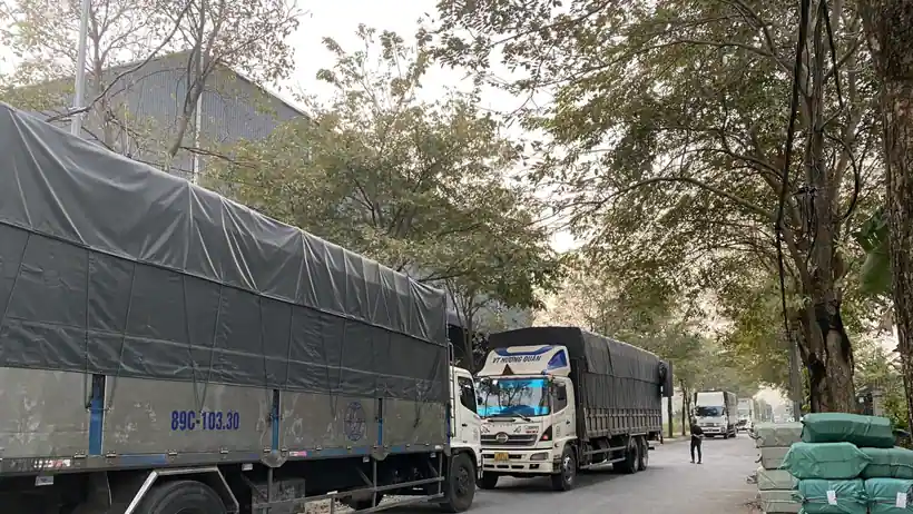 Kiểm tra tình trạng xe tải trước khi thuê