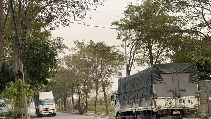 Xe tải thùng bạt di chuyển trong khu vực khai thác