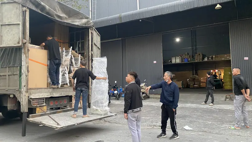 Nhân viên bốc hàng tại khu vực kho