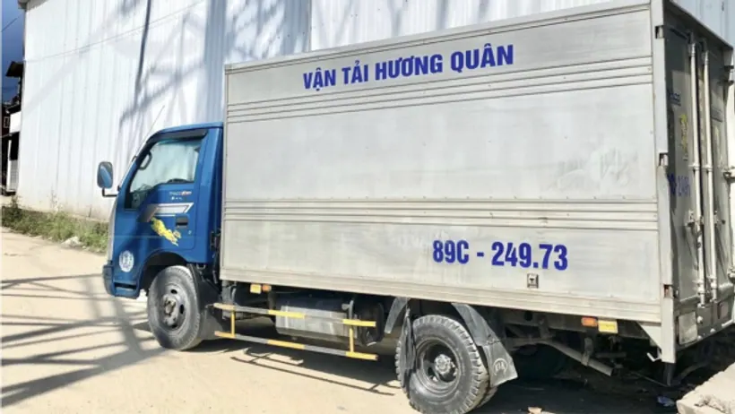 Xe tải trong hoạt động nhận và vận chuyển hàng