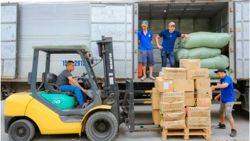 Xe nâng xử lý pallet hàng tại khu vực kho