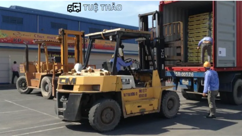 Xe nâng xử lý pallet tại khu vực bốc hàng