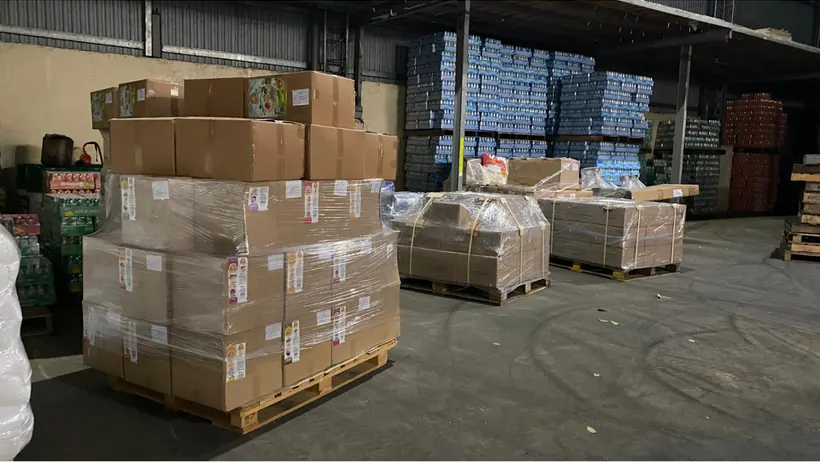 Pallet thùng carton được tập kết trong kho