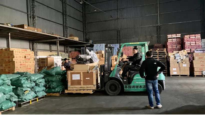 Xe nâng xử lý pallet hàng trong kho