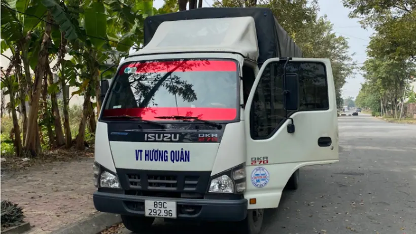 Xe tải Hương Quân chuẩn bị nhận hàng