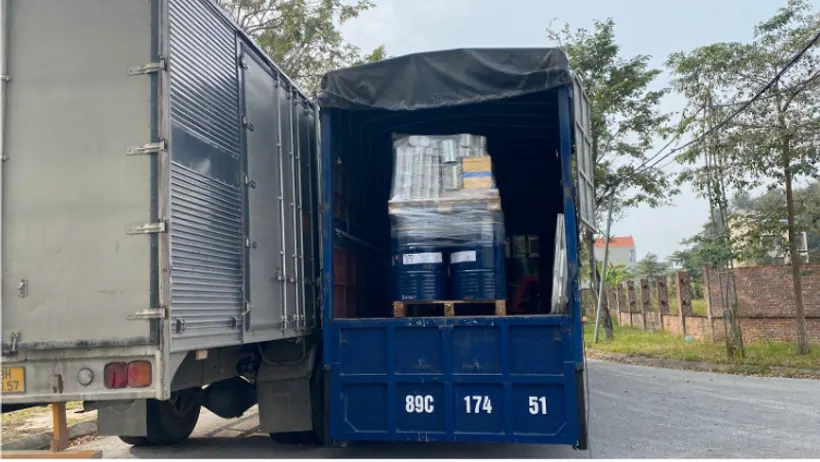 Pallet hàng được xếp trong thùng xe tải