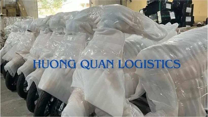 Xe máy được bọc bảo vệ trước khi vận chuyển