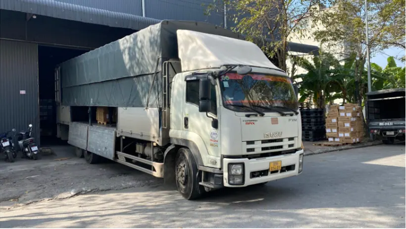 Các kiện hàng được tập kết tại khu vực kho