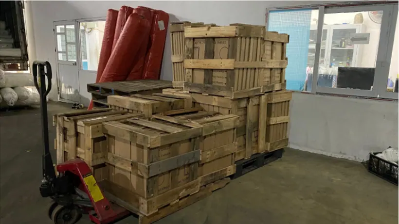 Các kiện gỗ được tập kết trước khi bốc xếp