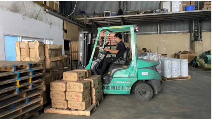 Xe nâng di chuyển pallet thùng trong kho