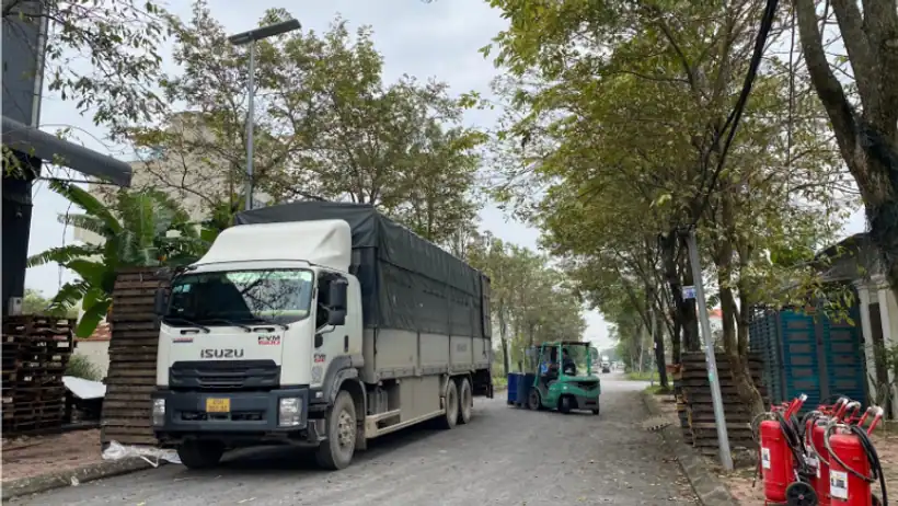 Xe tải trong hoạt động nhận và vận chuyển hàng