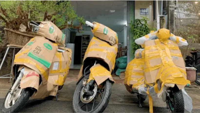 Xe máy được bọc bảo vệ trước khi vận chuyển