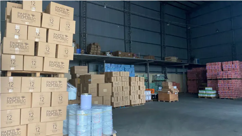 Các kiện hàng được tập kết tại khu vực kho