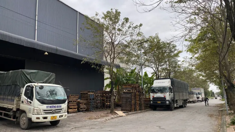 Xe tải đỗ trong khu vực tập kết hàng