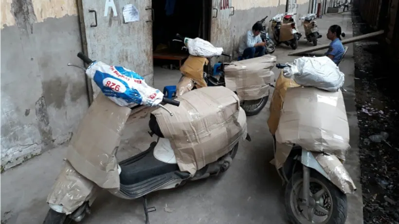 Xe máy được bọc lót trước khi vận chuyển
