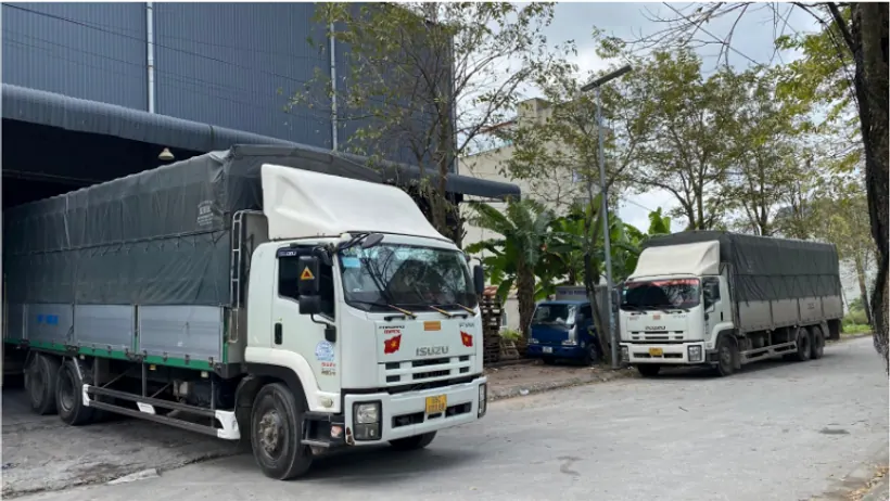 Các kiện hàng được tập kết tại khu vực kho