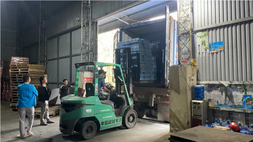 Xe nâng hoạt động tại cửa kho