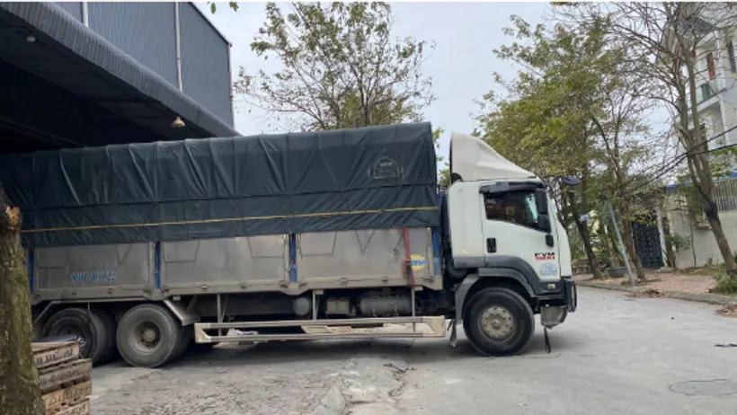 Xe tải trong hoạt động nhận và vận chuyển hàng