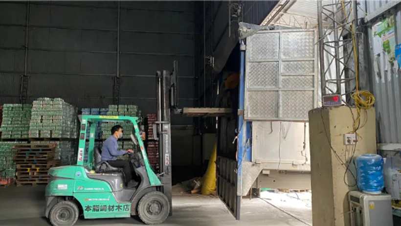 Các kiện hàng được tập kết tại khu vực kho