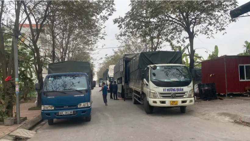 Các kiện hàng được tập kết tại khu vực kho