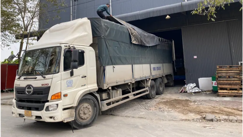 Xe tải thùng bạt nhận hàng tại kho