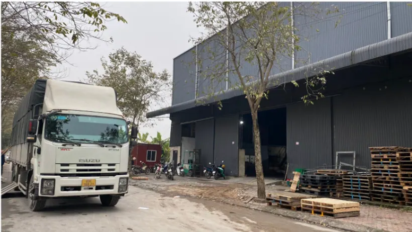 Các kiện hàng được tập kết tại khu vực kho