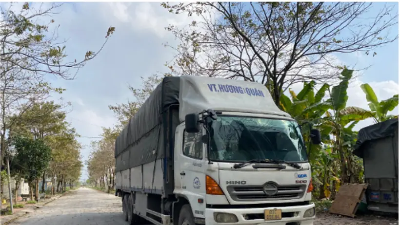 Xe tải trong hoạt động nhận và vận chuyển hàng