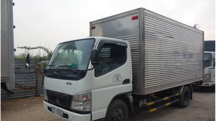 Các kiện hàng được tập kết tại khu vực kho