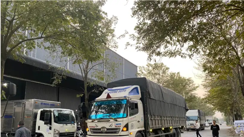 Xe tải và hàng hóa tại khu vực giao nhận