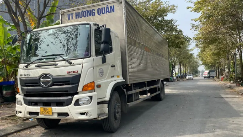 Xe tải vận chuyển hàng đến điểm làm thủ tục