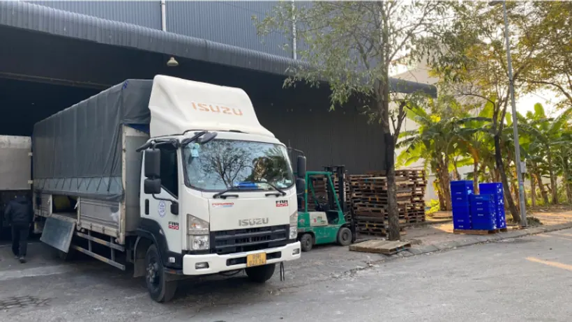 Xe tải và hàng hóa tại khu vực giao nhận