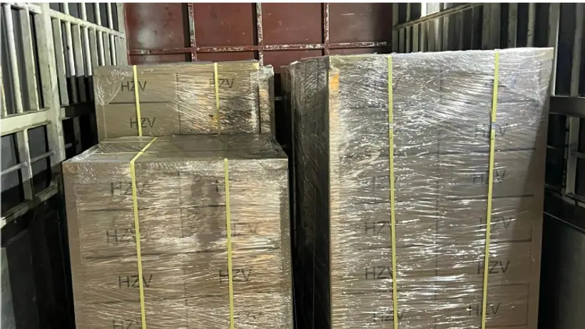 Pallet hàng được bọc màng bảo vệ