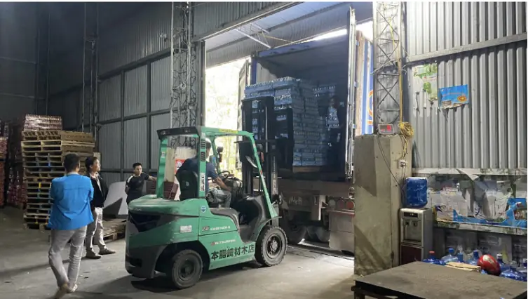 Kiểm đếm hàng từ xe nguyên chuyến tại Sài Gòn