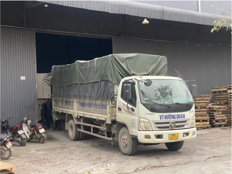 Hàng hóa được xếp trên xe nguyên chuyến Hà Nội Sài Gòn