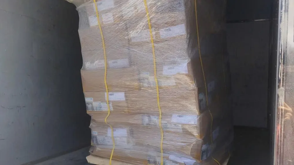 Pallet hàng được tập kết trước khi xếp xe