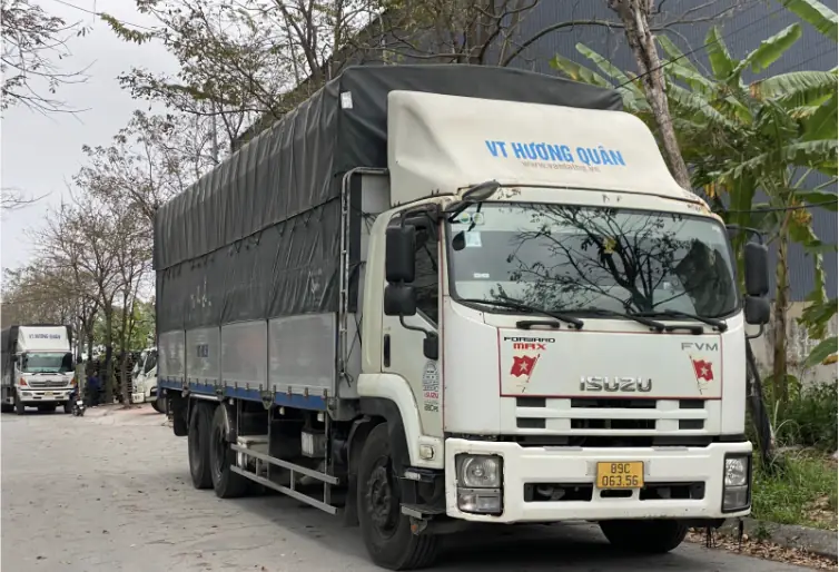 Kiểm đếm hàng khi bàn giao từ xe tải Bắc Nam