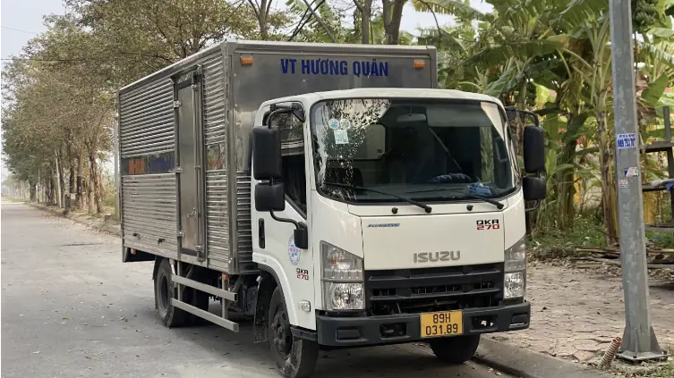 Xe tải giao nhận hàng hóa trong TP.HCM