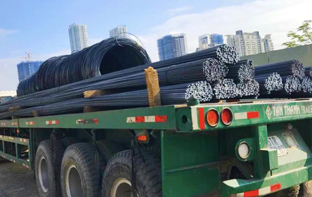 Thép công nghiệp được chằng buộc trên xe vận chuyển Bắc Nam